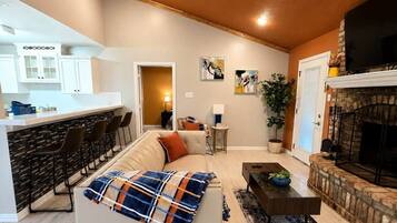 Smart TV, chimenea, libros