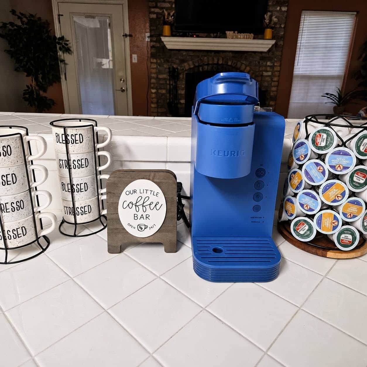 Un coin café équipé d’une machine Keurig, de capsules de café et d’une pancarte sur laquelle on peut lire : « Notre petit café ».