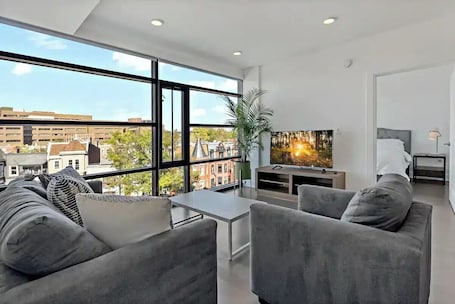 Smart TV. Contemporary | Downtown | Views