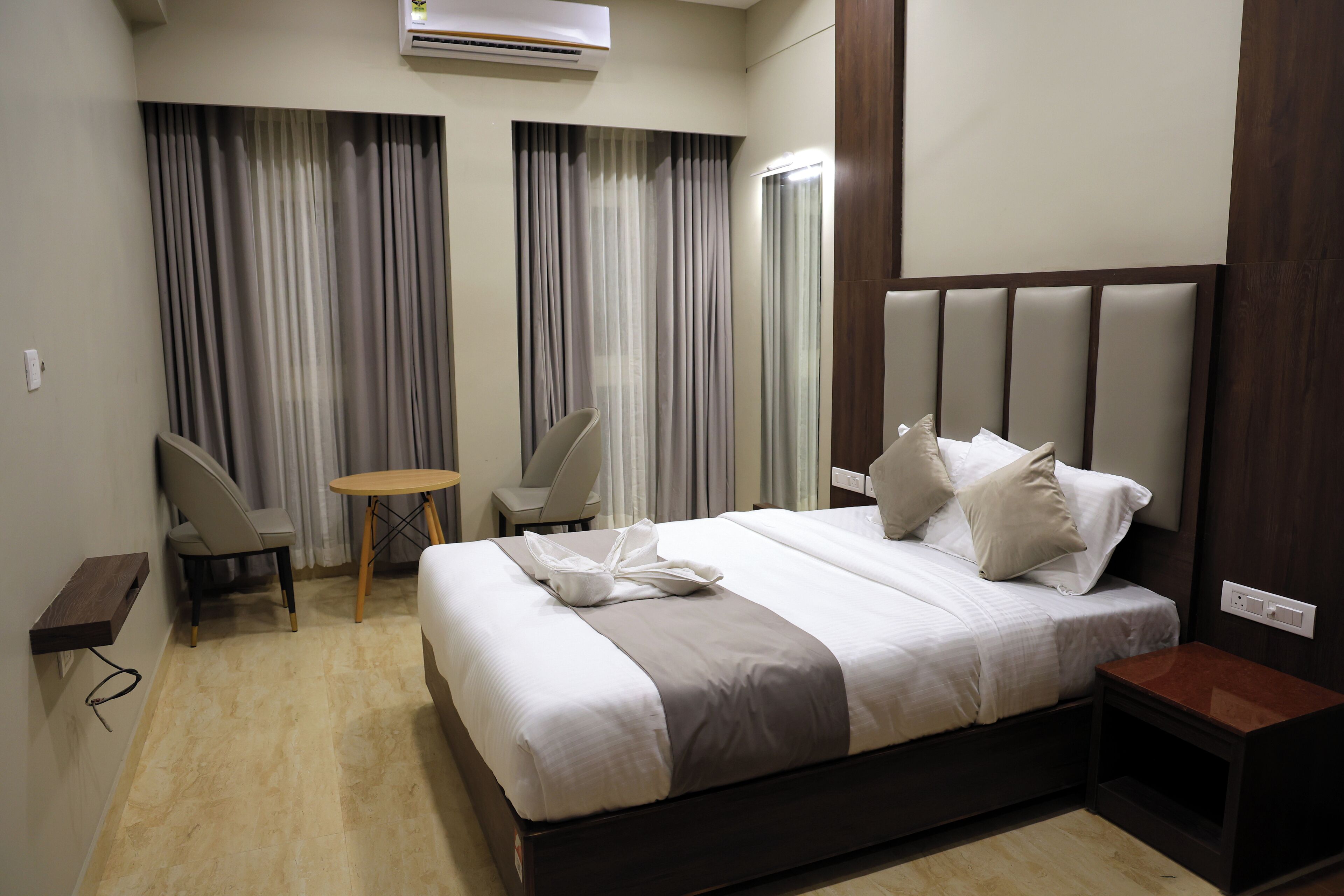 Dobbeltrom – deluxe | Skrivebord, skrivebord for bærbar PC og strykejern/-brett