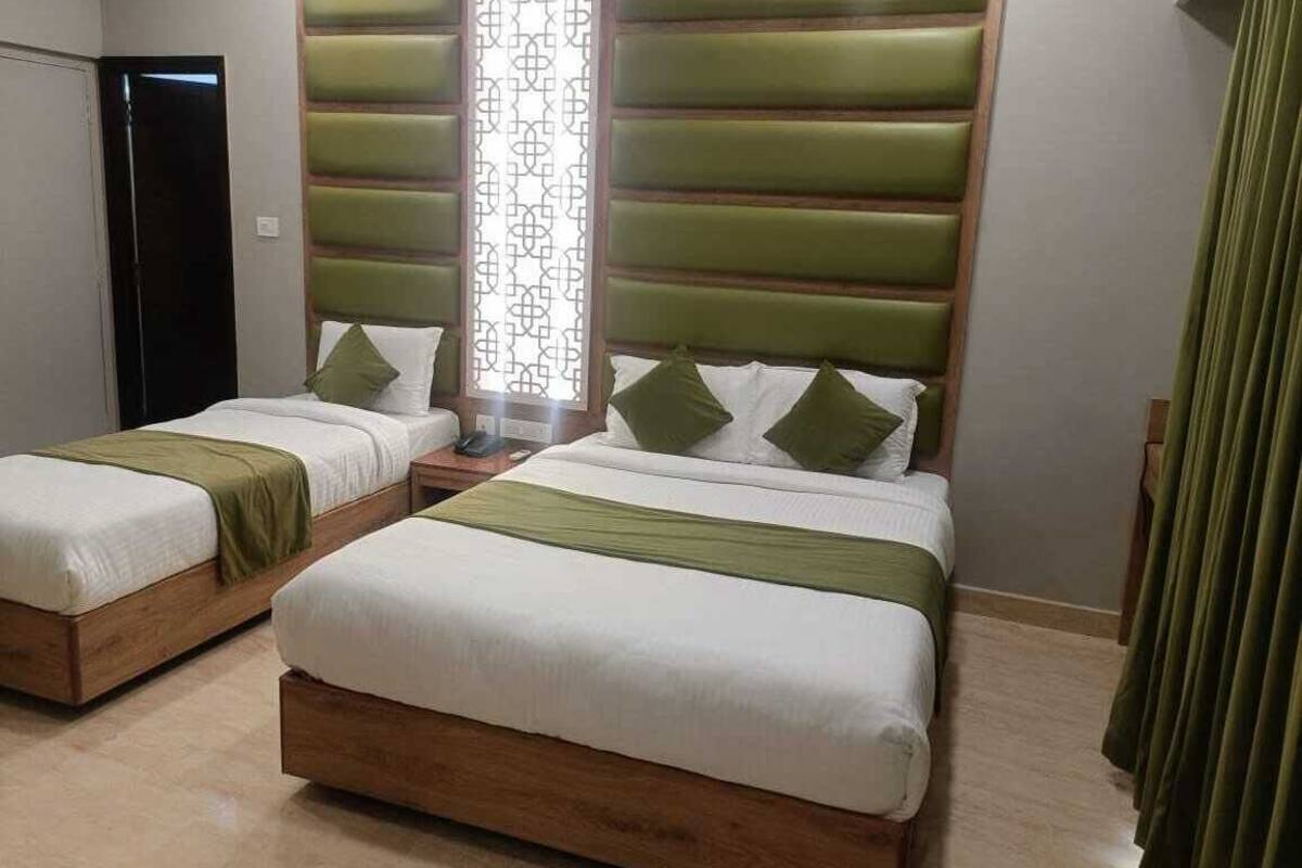 Habitación triple Deluxe, 1 habitación | Escritorio y espacio para trabajar con un portátil
