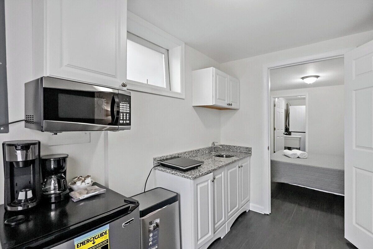 Microondas, cafetera y tetera y utensilios de cocina 