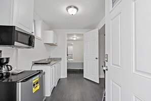 Four à micro-ondes, cafetiÚre-théiÚre, vaisselle et ustensiles