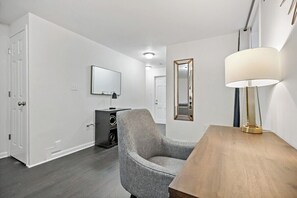 Interior - Easy | METRO | 1 min WALK | Simple space | Comfy (Capitol Heights)