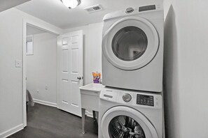 Interior - Easy | METRO | 1 min WALK | Simple space | Comfy (Capitol Heights)