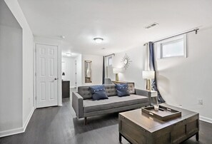 Interior - Easy | METRO | 1 min WALK | Simple space | Comfy (Capitol Heights)