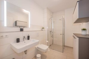 Douche, séchoir à cheveux, serviettes fournies