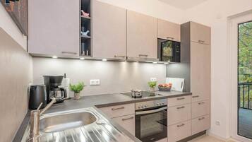 Kjøleskap, mikrobølgeovn, ovn og kokeplater