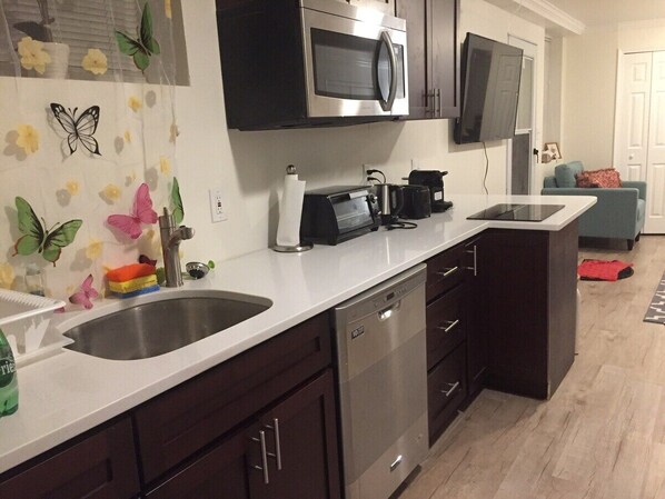 Fridge, microwave, stovetop, dishwasher