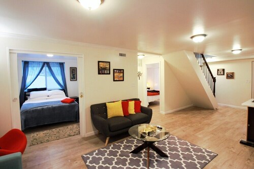 NE DC LUX 2BR New Stylish Modern Sunny lowerApt