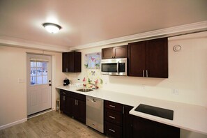 Frigorífico, microondas, placa de cocina y lavavajillas
