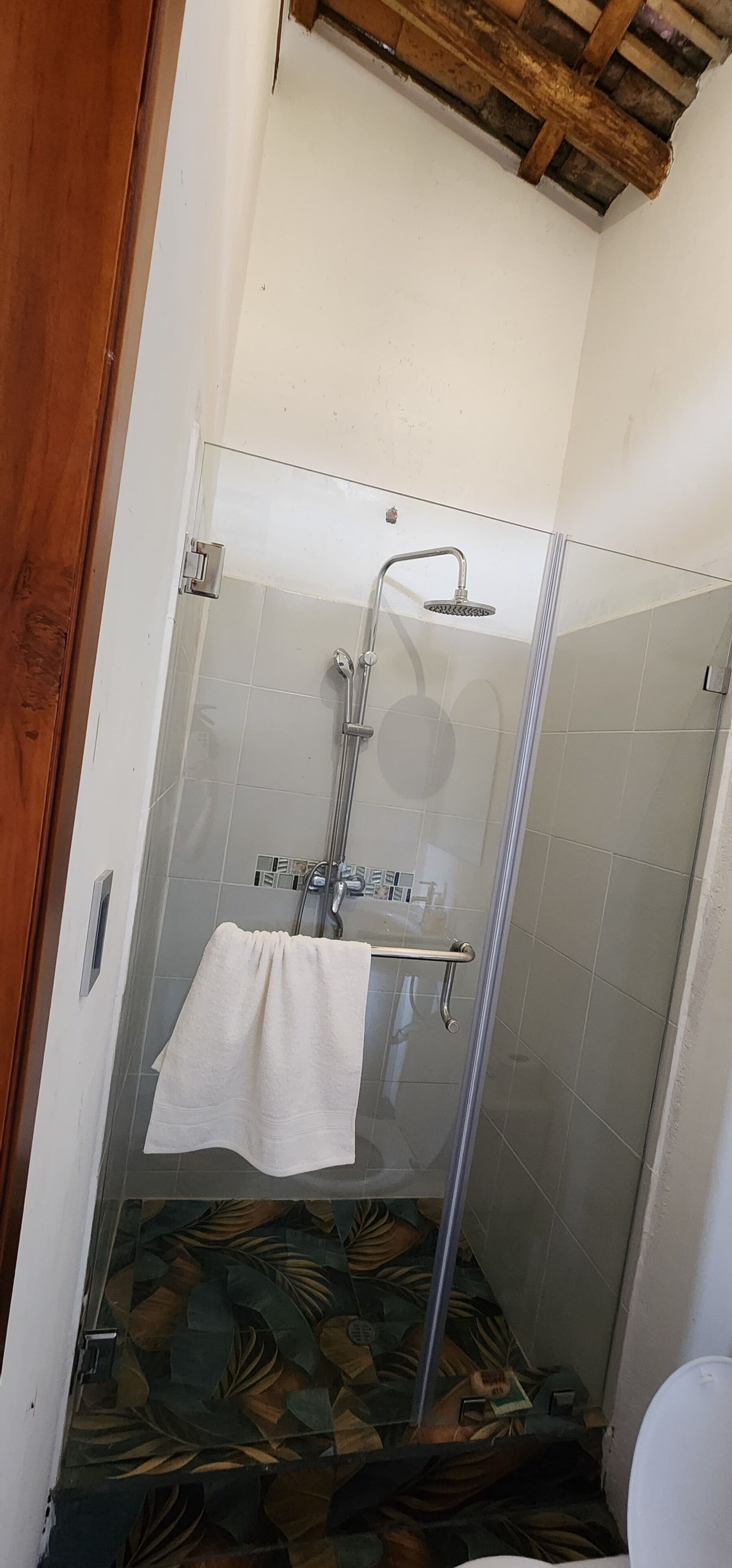 Baignoire à jets, sèche-cheveux, serviettes fournies, savon