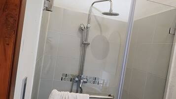 Een bubbelbad, een haardroger, handdoeken, zeep