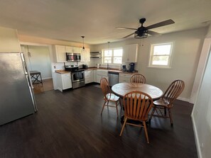 Kylskåp, mikrovågsugn, ugn och spishäll