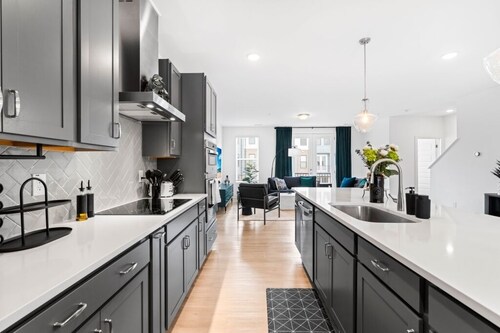 Spacious Downtown Raleigh Urban Retreat 2400 SQ. FT.