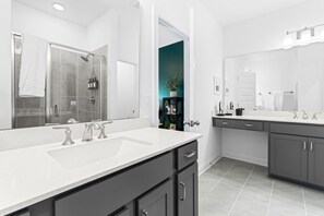 Dusche, Haartrockner, Handtücher, Seife