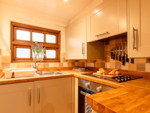 Fridge, microwave, cookware/dishes/utensils - Piskey Cottage by Interhome (Mevagissey)