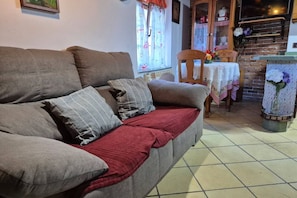 Unclassified image, 3 of 23, button - 38A01  Casa El Canton (Riosa)