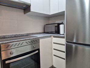 Refrigerador, horno, lavavajillas y cafetera y tetera