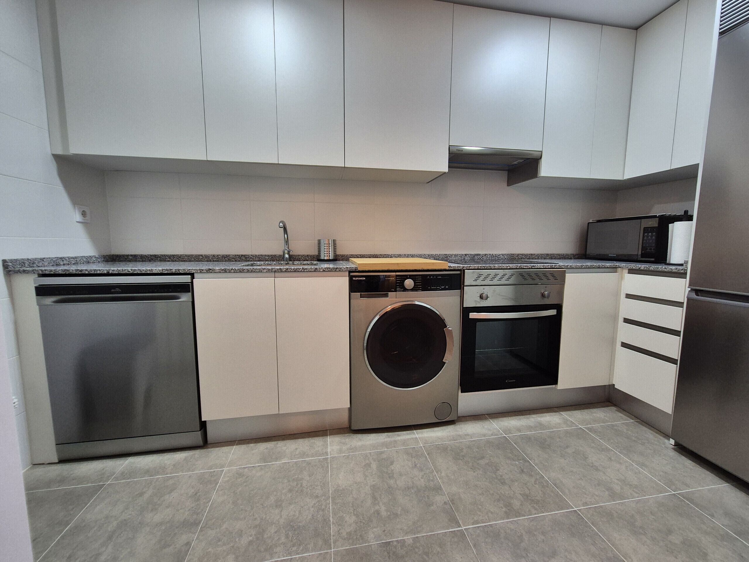 Een koelkast, een oven, een vaatwasser, een koffiezetapparaat/waterkoker