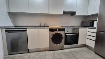 Een koelkast, een oven, een vaatwasser, een koffiezetapparaat/waterkoker