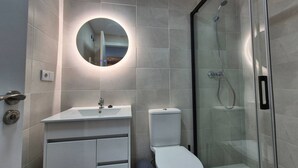 Shower, hair dryer, towels, shampoo - 650A Apartamento moderno, acogedor y con garaje (Oviedo)