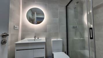 Een douche, een haardroger, handdoeken