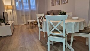 Dining - 650A Apartamento moderno, acogedor y con garaje (Oviedo)