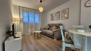 TV - 650A Apartamento moderno, acogedor y con garaje (Oviedo)
