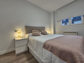 1 habitación, tabla de planchar con plancha, wifi gratis y ropa de cama