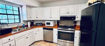 Paradise Themed Bedroom Suite w Garage Parking & Private Entrance-Chattanooga