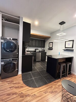 Microwave, stovetop, dishwasher - Central Halifax - Quinpool Rd / Close to Downtown, Restaurants & Hospitals (Halifax)