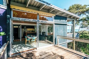 Outdoor dining - The Island Treehouse - Our Island (Waiheke Island)