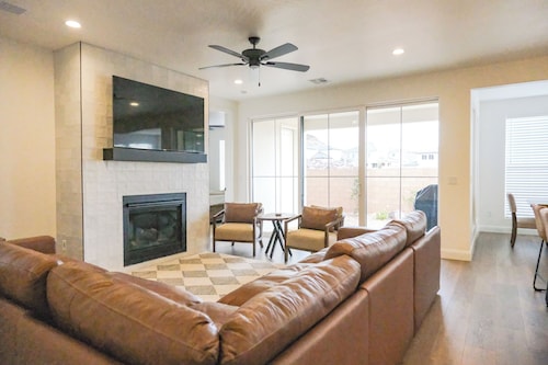 Spacious 5-bedroom townhome with WiFi and AC in Pleasant Washington- sleeps 17!