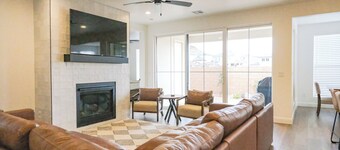 Spacious 5-bedroom townhome with WiFi and AC in Pleasant Washington- sleeps 17!