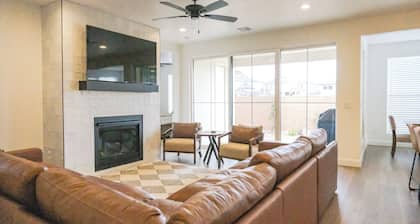 Spacious 5-bedroom townhome with WiFi and AC in Pleasant Washington- sleeps 17!