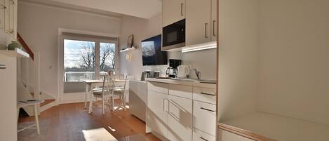 Kylskåp, mikrovågsugn, kaffe- och tebryggare och vattenkokare