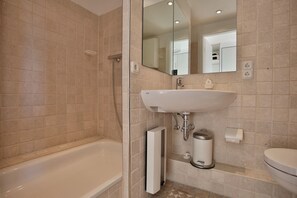 Unclassified image, 3 of 32, button