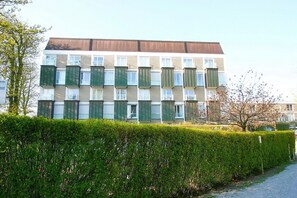 Unclassified image, 2 of 32, button