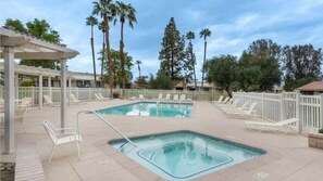 Una piscina al aire libre, una piscina climatizada