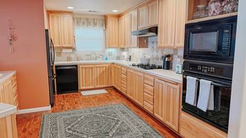 Køleskab, mikrobølgeovn, ovn, kogeplade