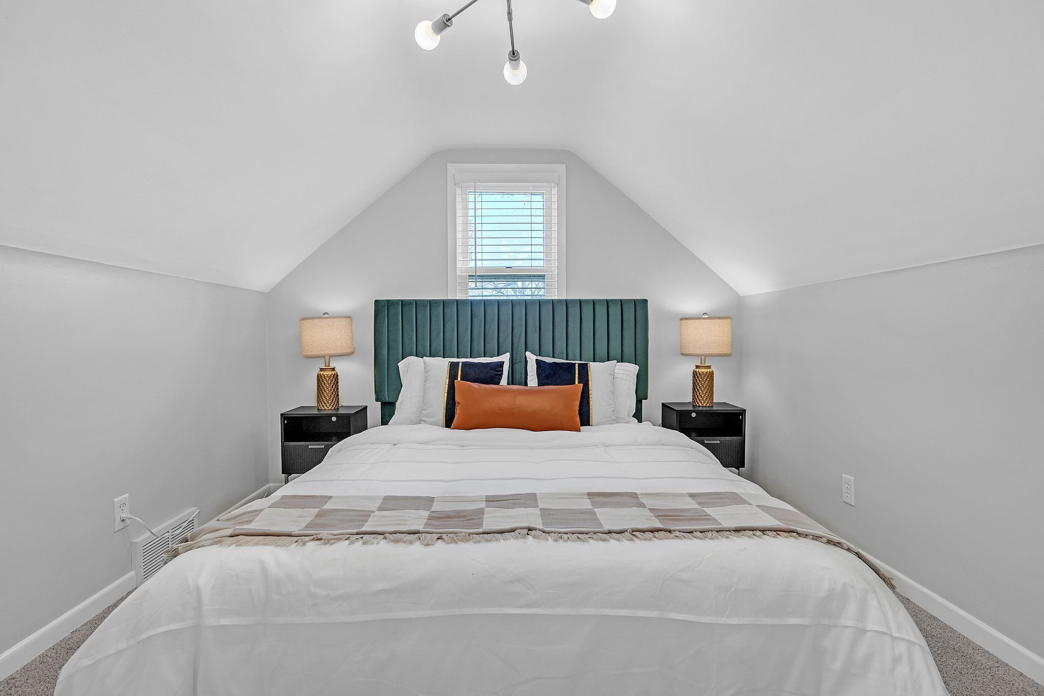 2 habitaciones, escritorio y tabla de planchar con plancha 