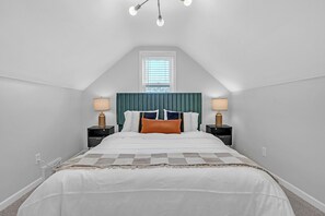 2 quartos, escrivaninha, ferros/tábuas de passar roupa, berço de viagem