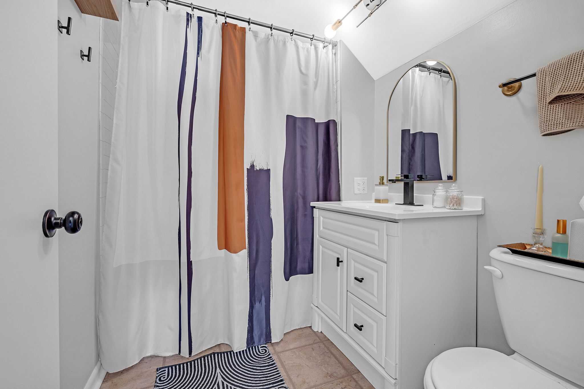 Sèche-cheveux, serviettes fournies, savon, shampoing