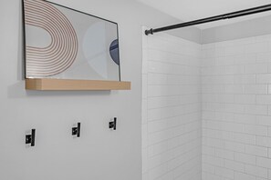 Secadora de cabello, toallas, jabón, shampoo 