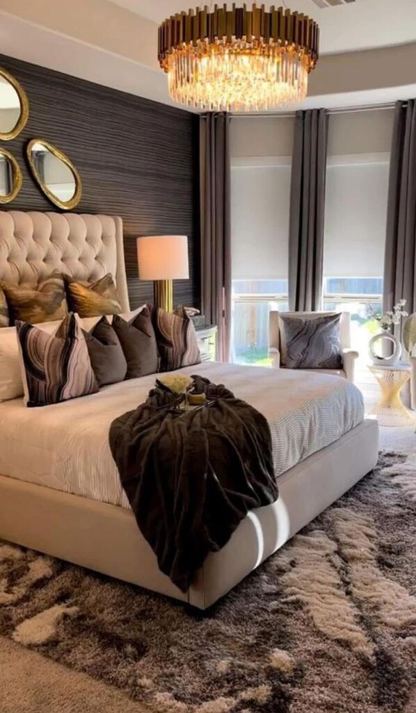 4 bedrooms, iron/ironing board, WiFi, bed sheets