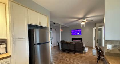 Modern 2 bedroom, 1 bath bright unit with Stunning Sunrises.