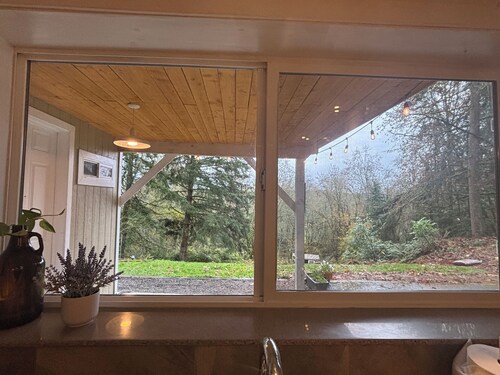 Modern 2 bedroom, 1 bath bright unit with Stunning Sunrises. 