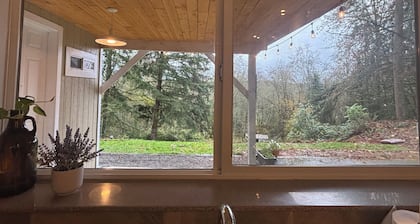 Modern 2 bedroom, 1 bath bright unit with Stunning Sunrises.