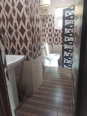 Room, Balcony, Lake View | Bathroom